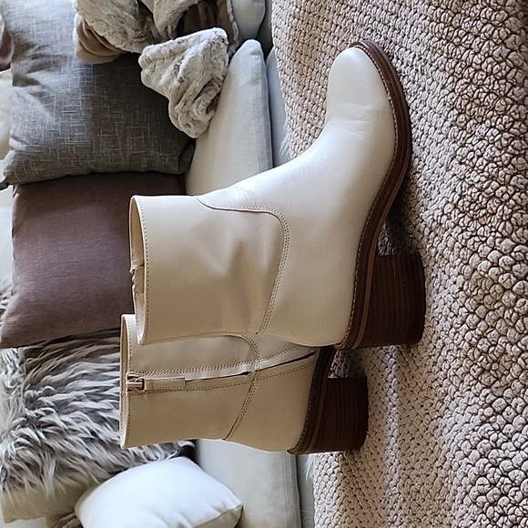 Ivory Boots - Picture 5 of 6
